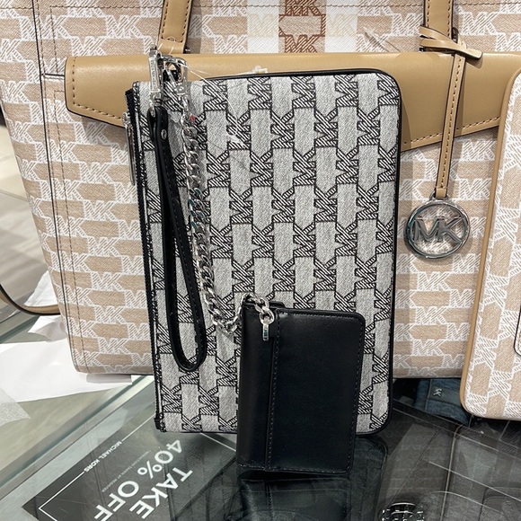 MICHAEL KORS JET SET ITEM LG 2 in 1 CARD CASE & WRISTLET
Black 
NWT - Picture 15 of 16